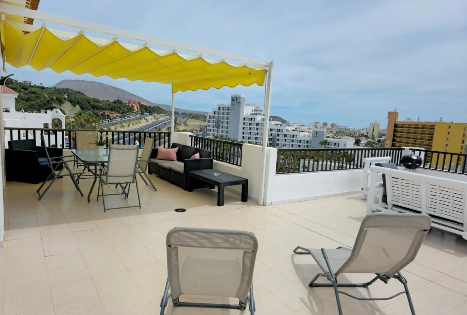 Lovely 2-Bed Apartment & Jacuzzi Terrace & Pool Playa Fanabe Spain
