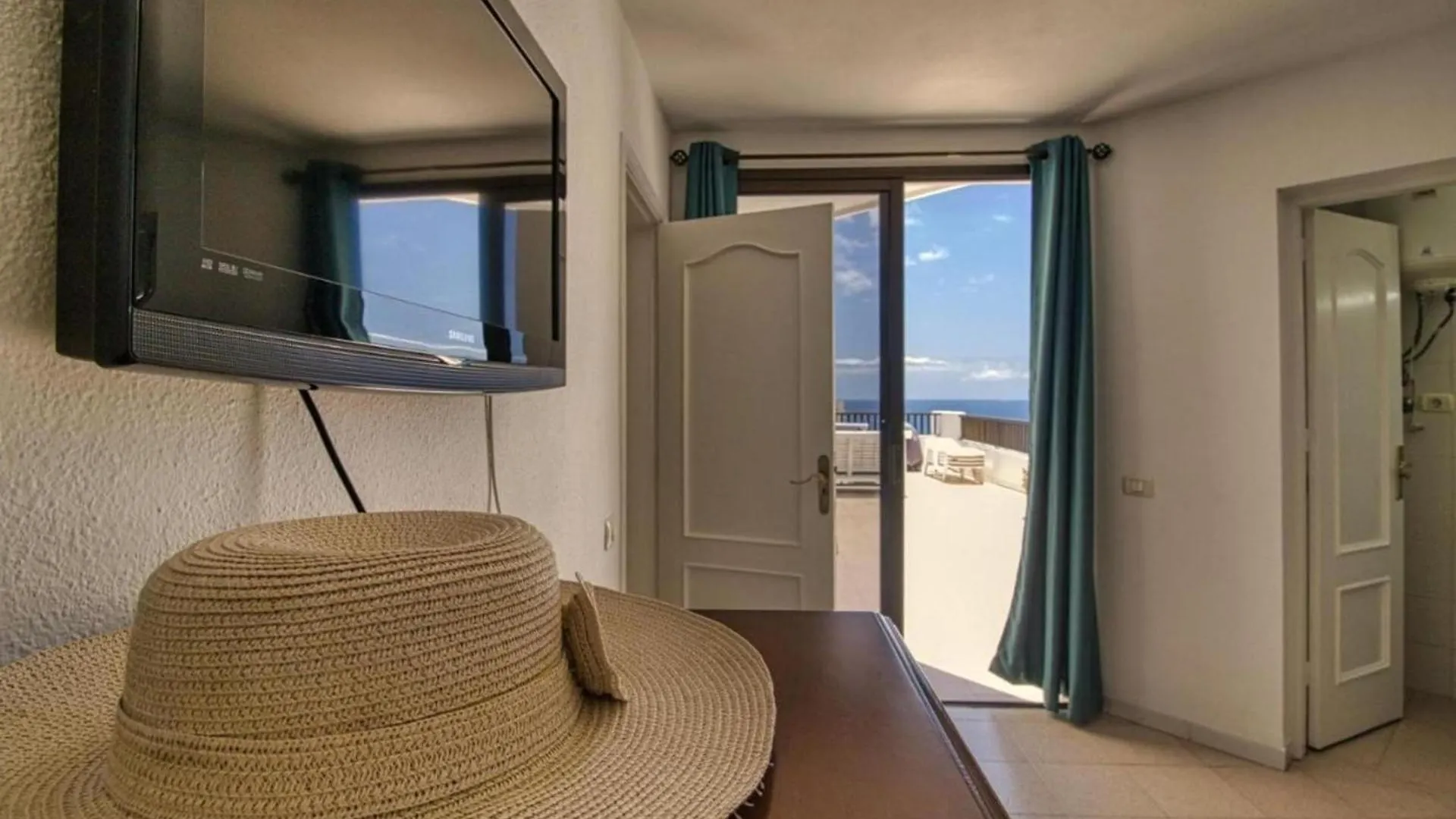 Lovely 2-Bed Apartment & Jacuzzi Terrace & Pool Playa Fanabe 0*,  Spain